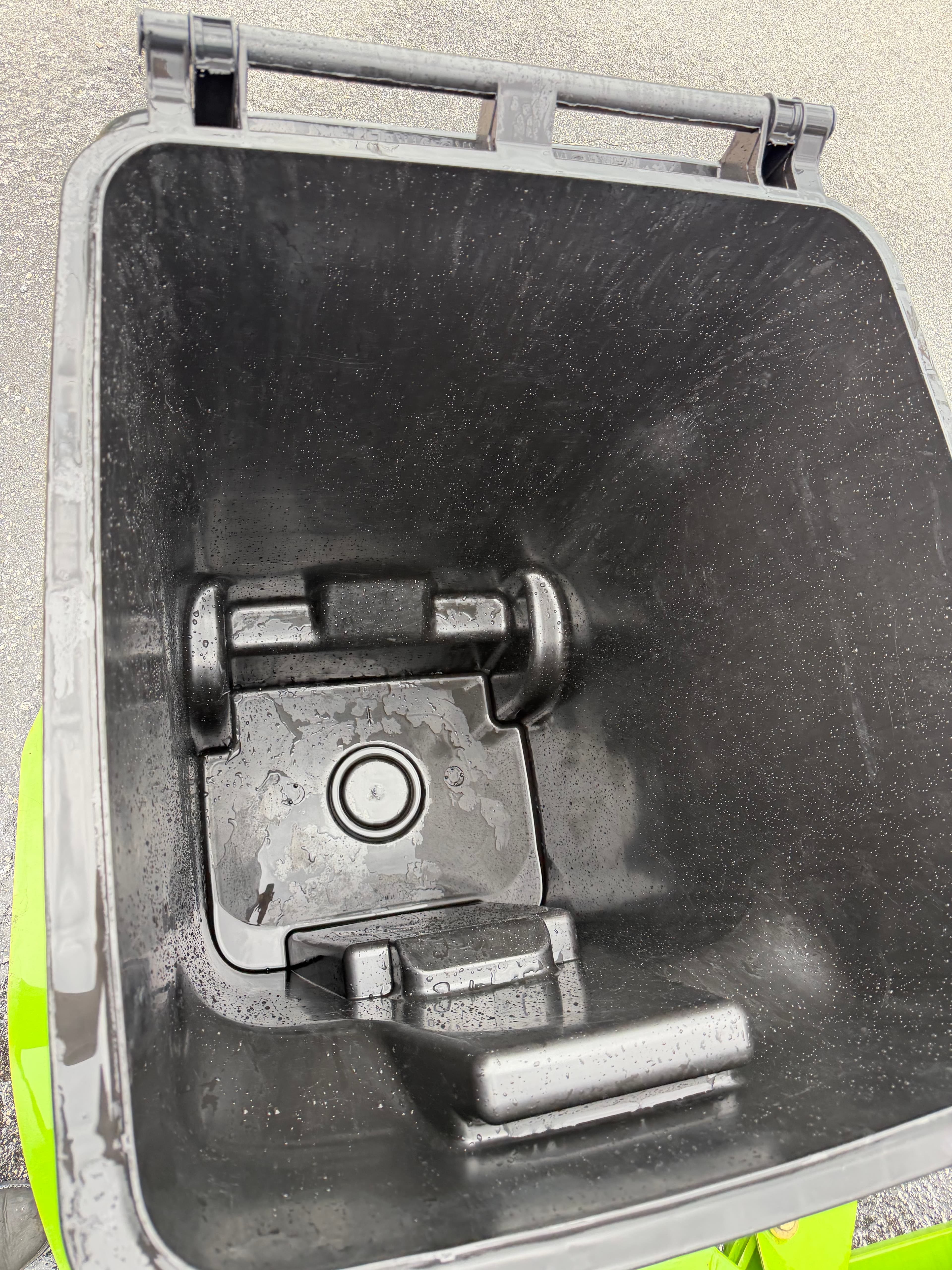 Clean trash bin after Bin Renew service